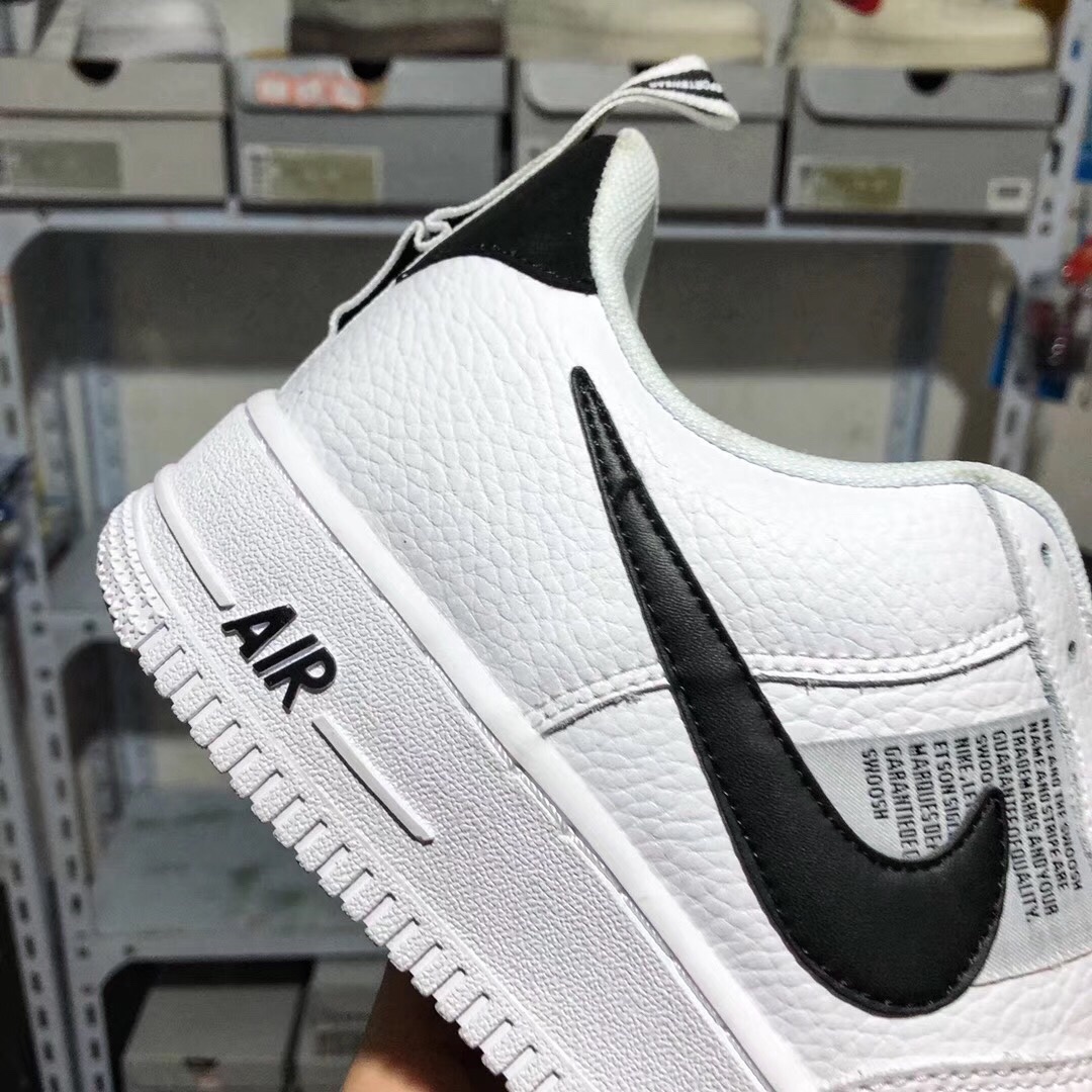 130 放店价批放 本地取<br />【公司级真标】爆款 天猫 京东 专供耐克空军一号Nike Air Force 1 Mid LV8 AF1 GS 黑白简版OW双钩  低帮软皮荔枝纹，内置真气垫，，原鞋开发，原标原盒，全新设计都以黑白主题呈现，但分别以黑色和白色为主调，设计中加入解构的理念，能看出与 OFF-WHITE 联名有几分相似之处，本在应该在内衬里的鞋标浮现于鞋面之上，鞋头处的 Mini Swoosh 还有 “TM” 字样点缀，后跟鞋提同样有不一样的设计，机能感略有体颜色，   码数:36 36.5 37 38 38.5 39 40 40.5 41 42 42.5 43 44 45