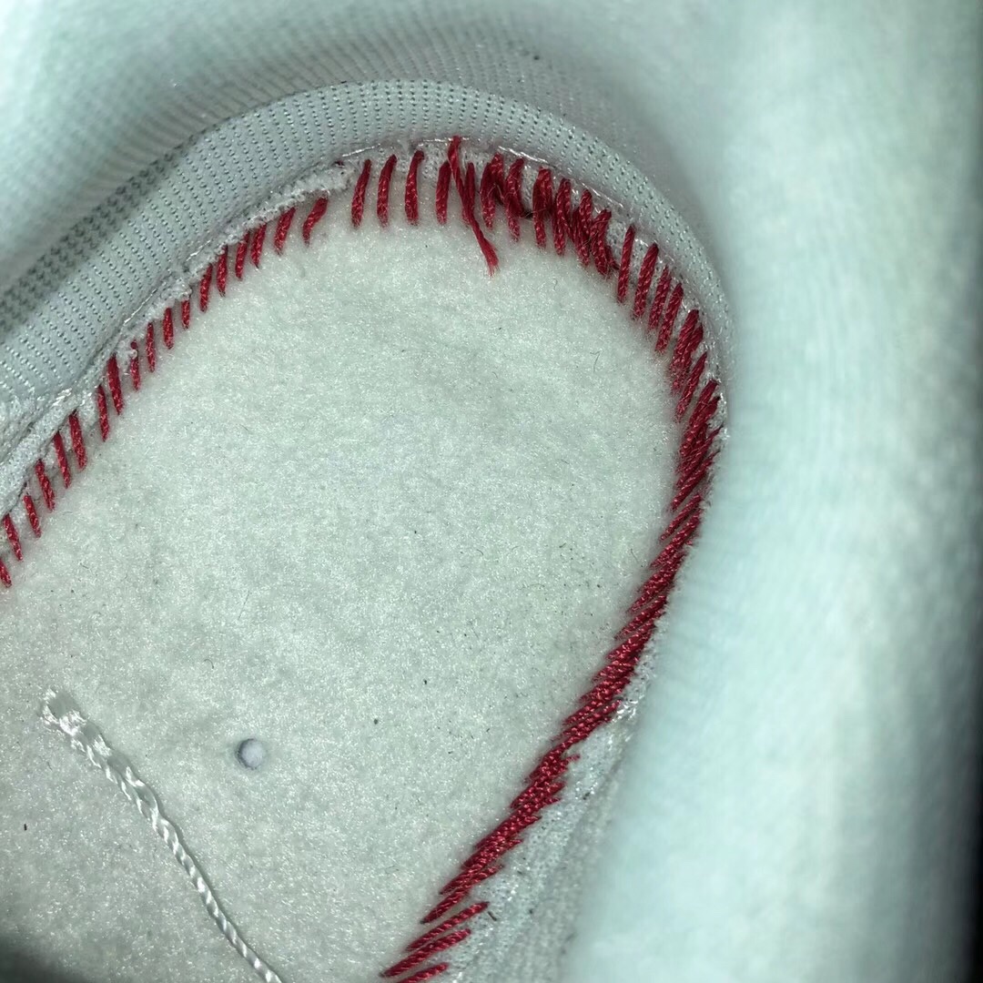 130 放店价批放 本地取<br />【公司级真标】爆款 天猫 京东 专供耐克空军一号Nike Air Force 1 Mid LV8 AF1 GS 黑白简版OW双钩  低帮软皮荔枝纹，内置真气垫，，原鞋开发，原标原盒，全新设计都以黑白主题呈现，但分别以黑色和白色为主调，设计中加入解构的理念，能看出与 OFF-WHITE 联名有几分相似之处，本在应该在内衬里的鞋标浮现于鞋面之上，鞋头处的 Mini Swoosh 还有 “TM” 字样点缀，后跟鞋提同样有不一样的设计，机能感略有体颜色，   码数:36 36.5 37 38 38.5 39 40 40.5 41 42 42.5 43 44 45