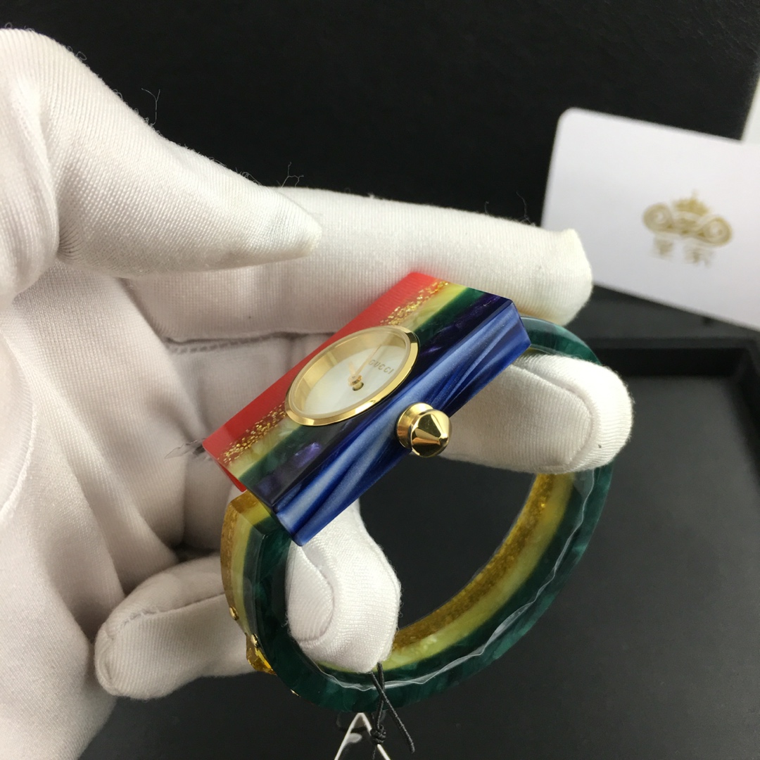 Gucci 皇家 古驰 Gucci Vintage Web YA143520 系列腕表 采用三原色对比渐进色调装饰表壳