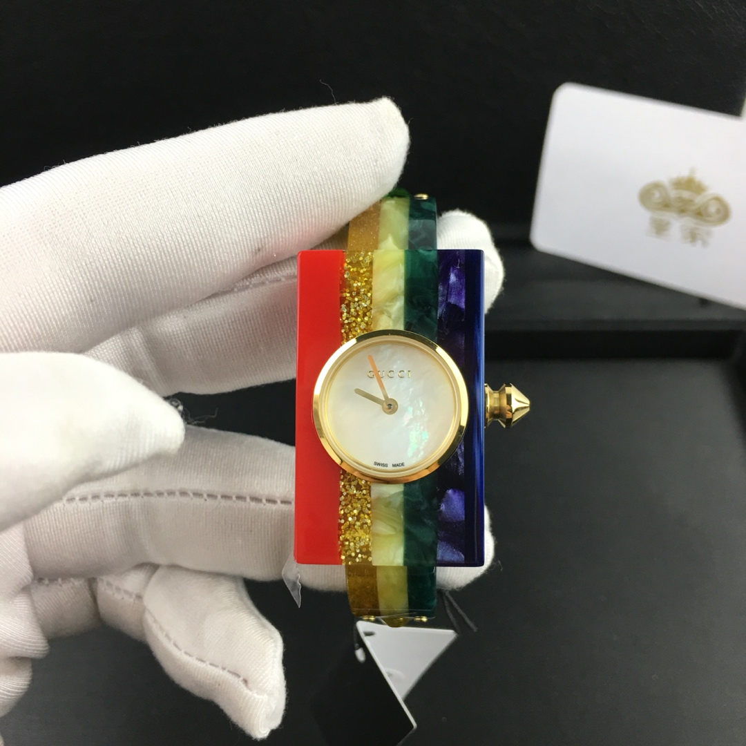 Gucci 皇家 古驰 Gucci Vintage Web YA143520 系列腕表 采用三原色对比渐进色调装饰表壳