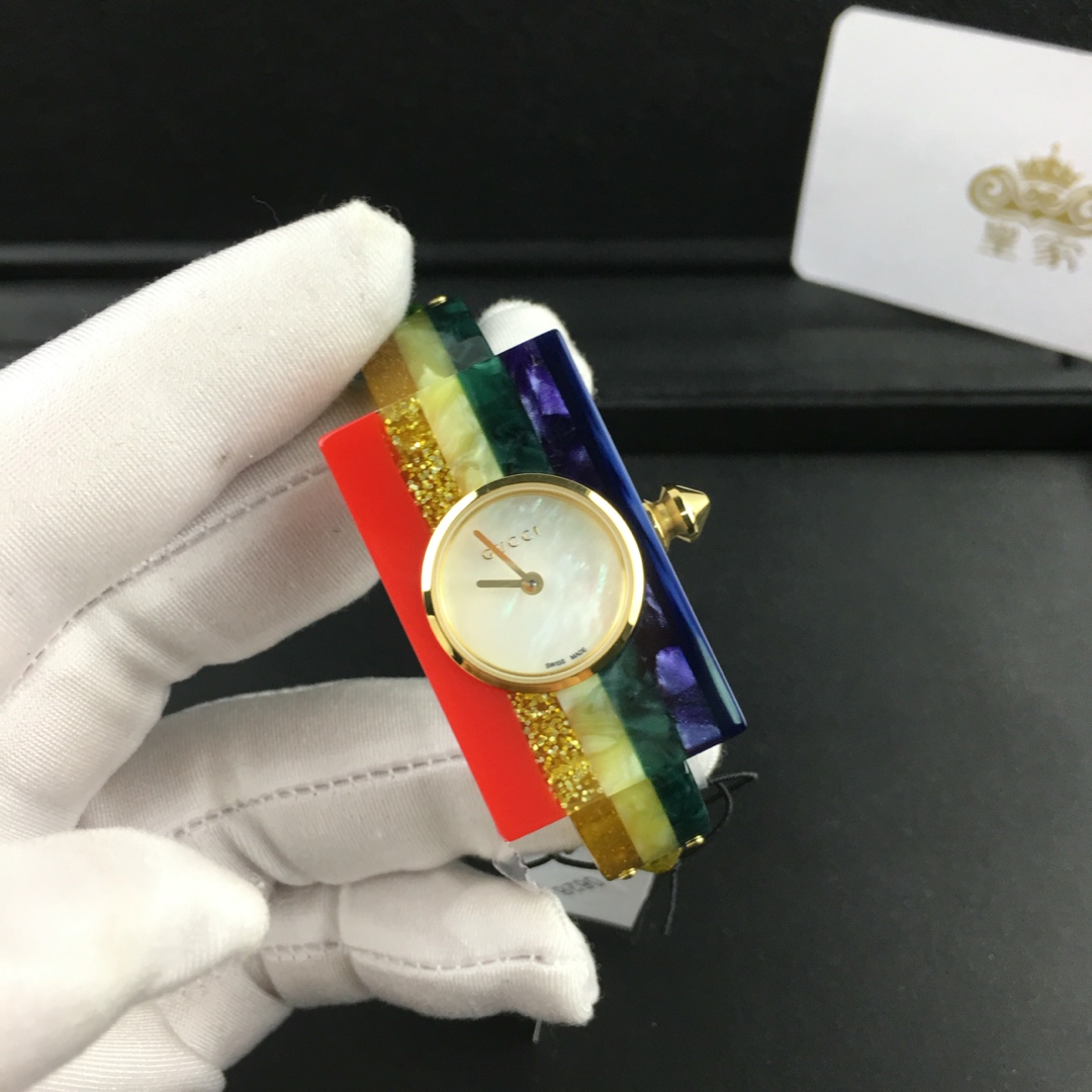 Gucci 皇家 古驰 Gucci Vintage Web YA143520 系列腕表 采用三原色对比渐进色调装饰表壳