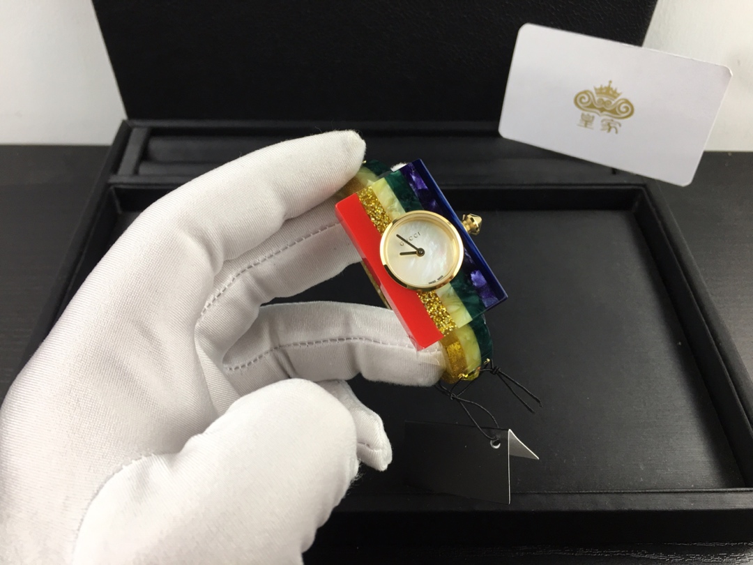 Gucci 皇家 古驰 Gucci Vintage Web YA143520 系列腕表 采用三原色对比渐进色调装饰表壳