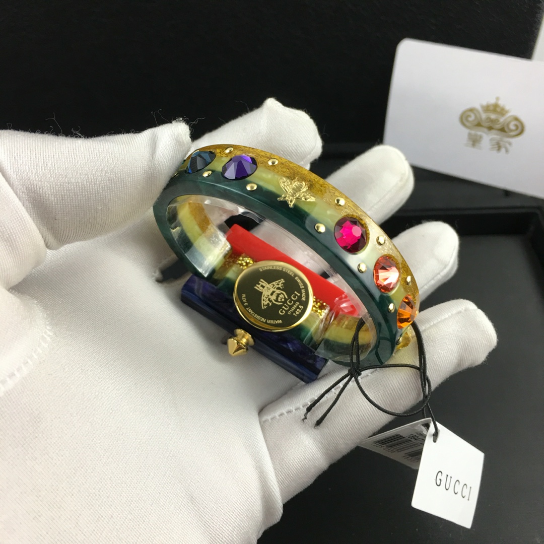 Gucci 皇家 古驰 Gucci Vintage Web YA143520 系列腕表 采用三原色对比渐进色调装饰表壳