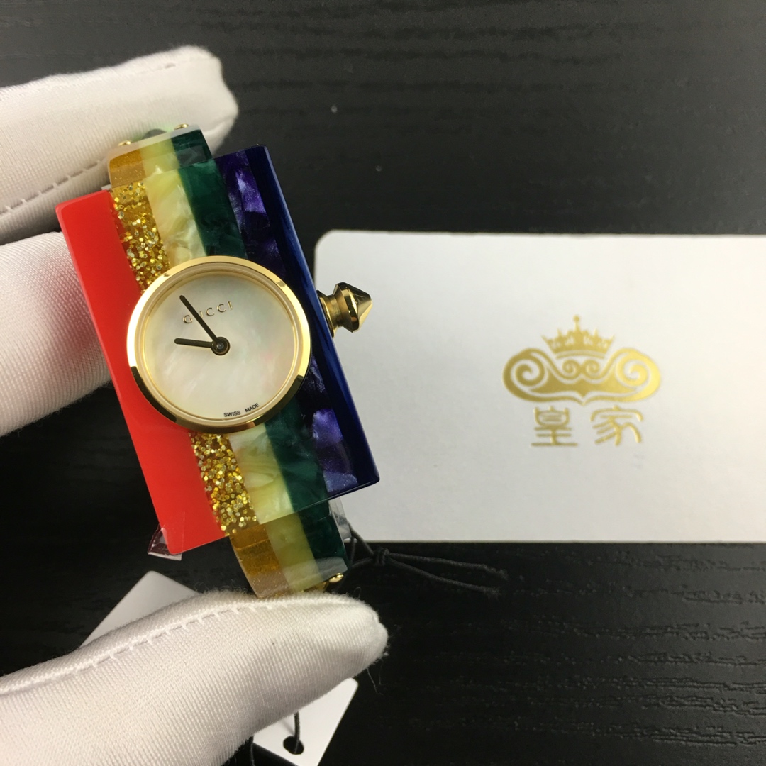 Gucci 皇家 古驰 Gucci Vintage Web YA143520 系列腕表 采用三原色对比渐进色调装饰表壳