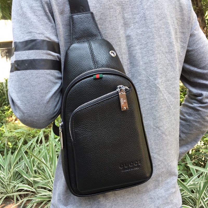 。男士胸包💼专供男士 倾向简洁为主 皮质就注定成为重点✨进口牛皮 沉稳低调 实用商务风格⚠️作为男士基础