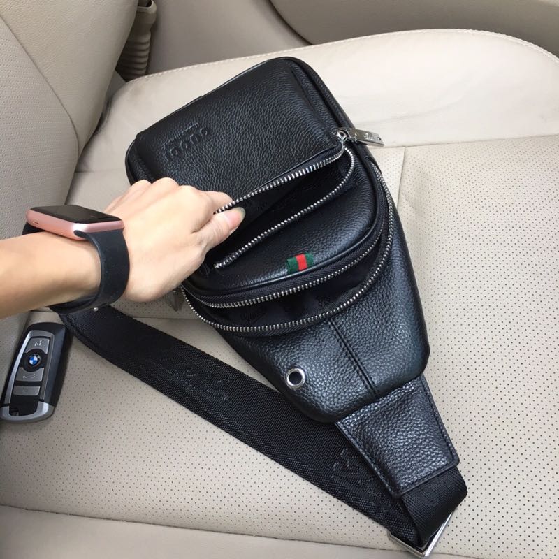 。男士胸包💼专供男士 倾向简洁为主 皮质就注定成为重点✨进口牛皮 沉稳低调 实用商务风格⚠️作为男士基础