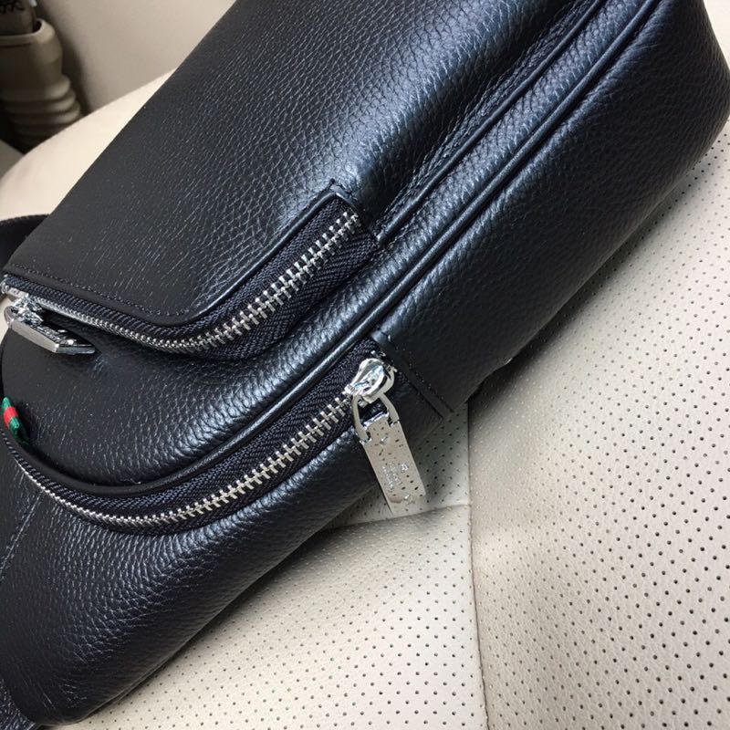 。男士胸包💼专供男士 倾向简洁为主 皮质就注定成为重点✨进口牛皮 沉稳低调 实用商务风格⚠️作为男士基础
