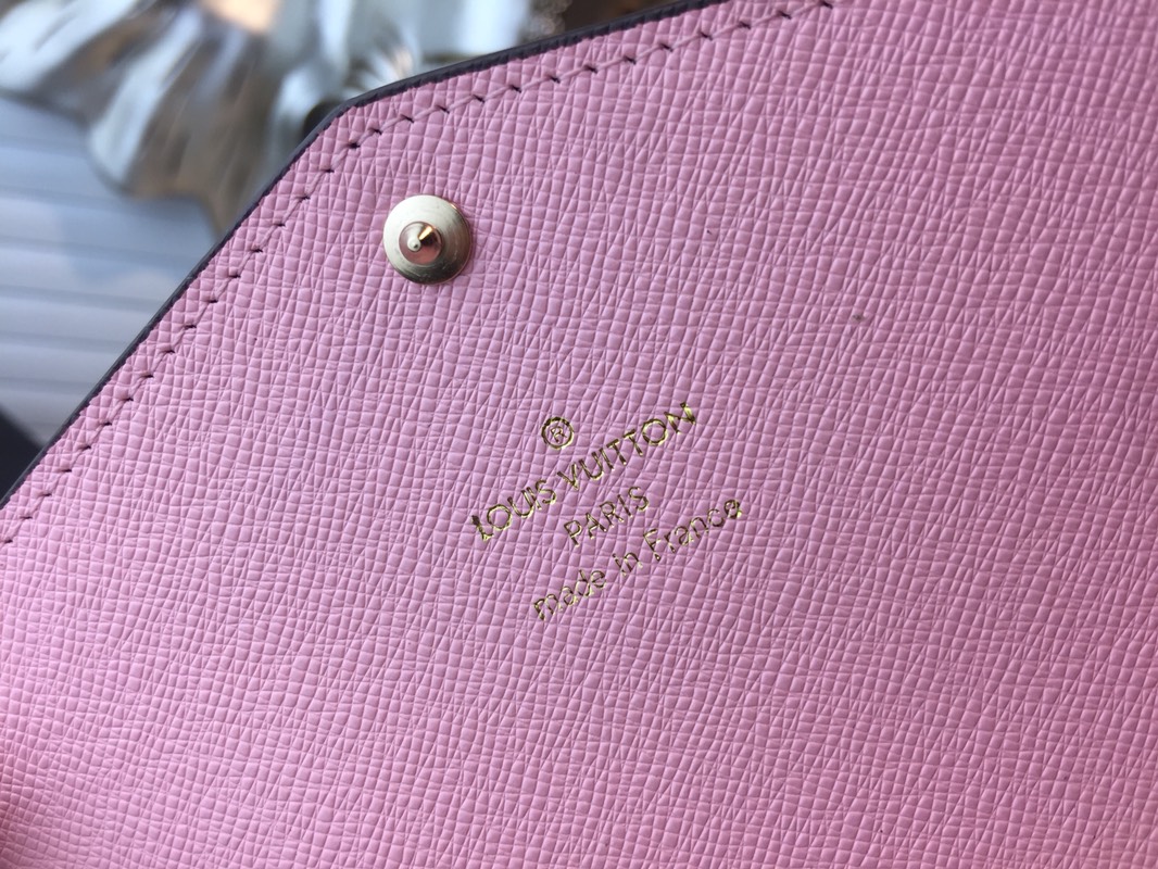 エレガントなモノグラムレザー封筒型財布