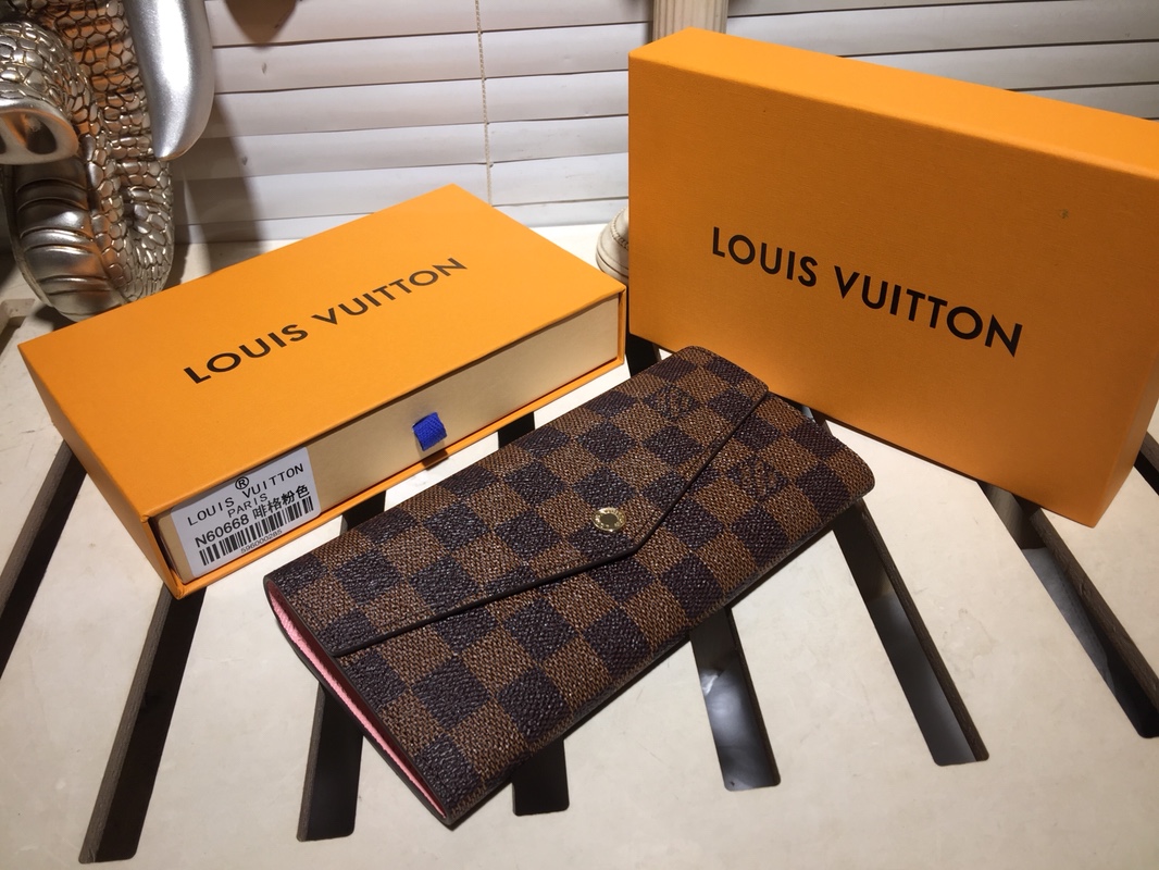 エレガントなモノグラムレザー封筒型財布