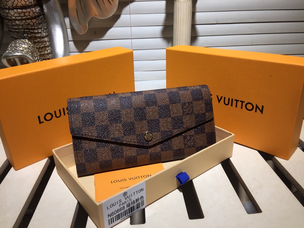 エレガントなモノグラムレザー封筒型財布