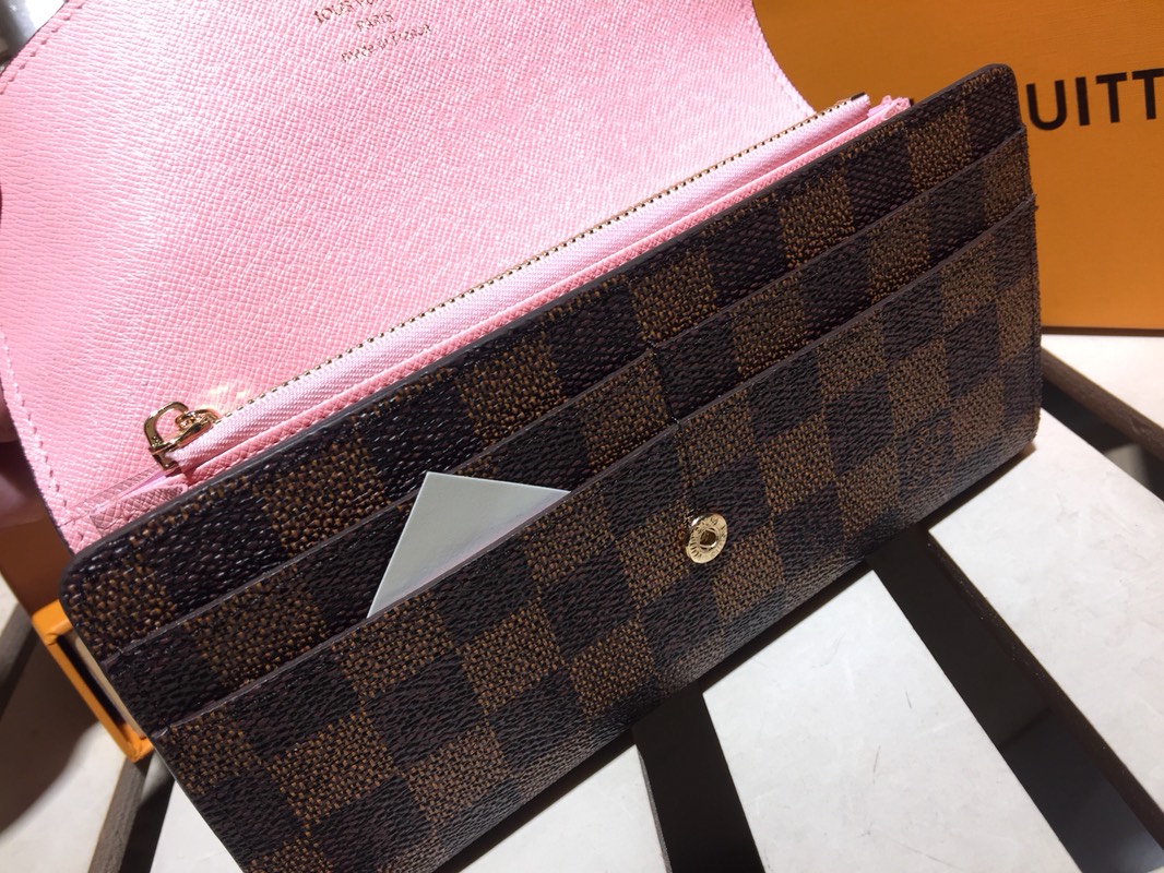 エレガントなモノグラムレザー封筒型財布