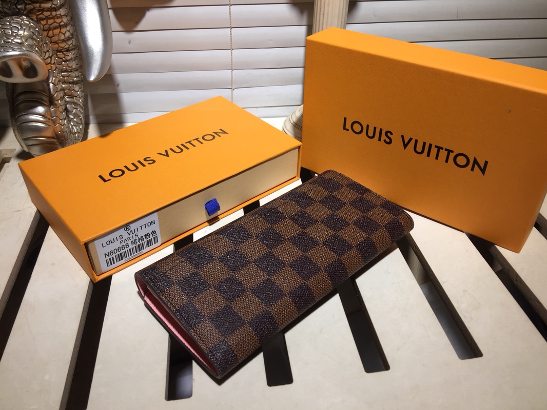 エレガントなモノグラムレザー封筒型財布