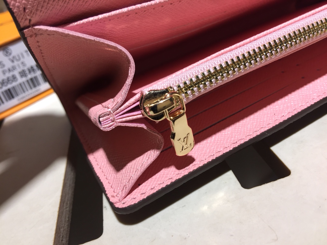 エレガントなモノグラムレザー封筒型財布