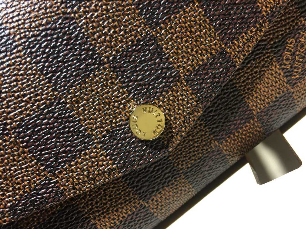 エレガントなモノグラムレザー封筒型財布