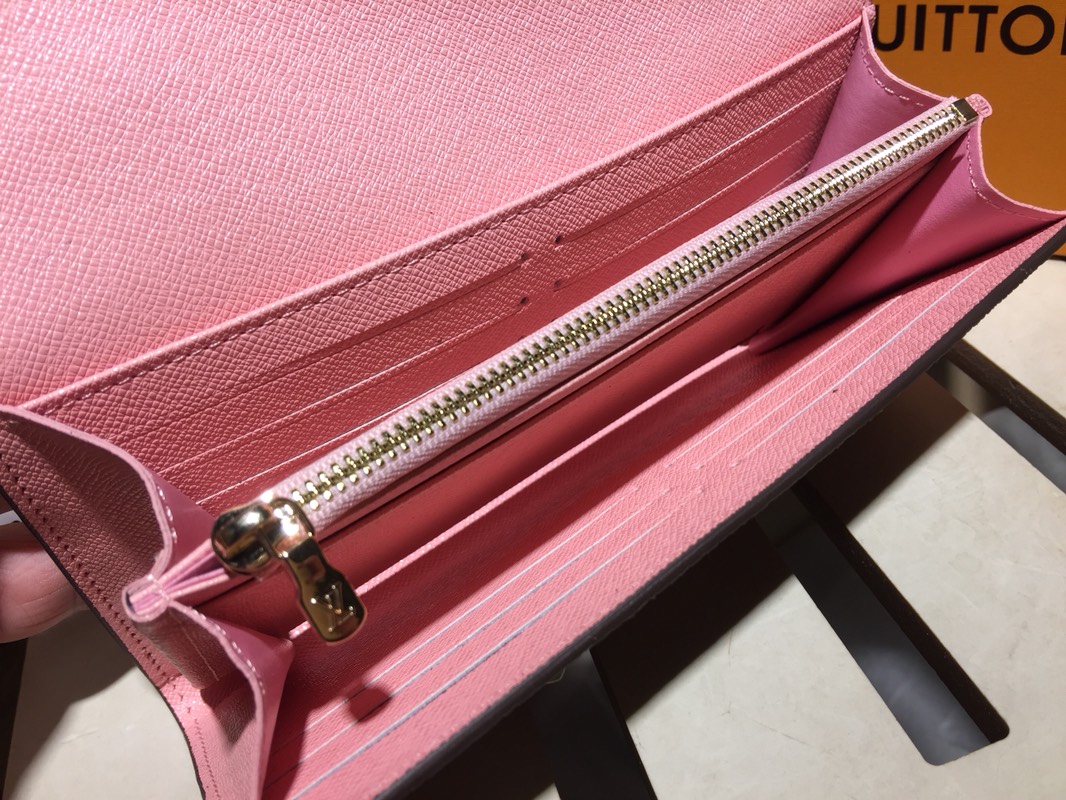 エレガントなモノグラムレザー封筒型財布