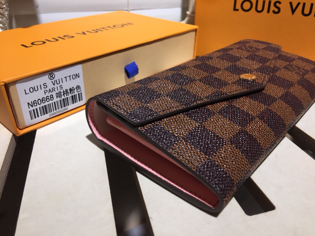 エレガントなモノグラムレザー封筒型財布