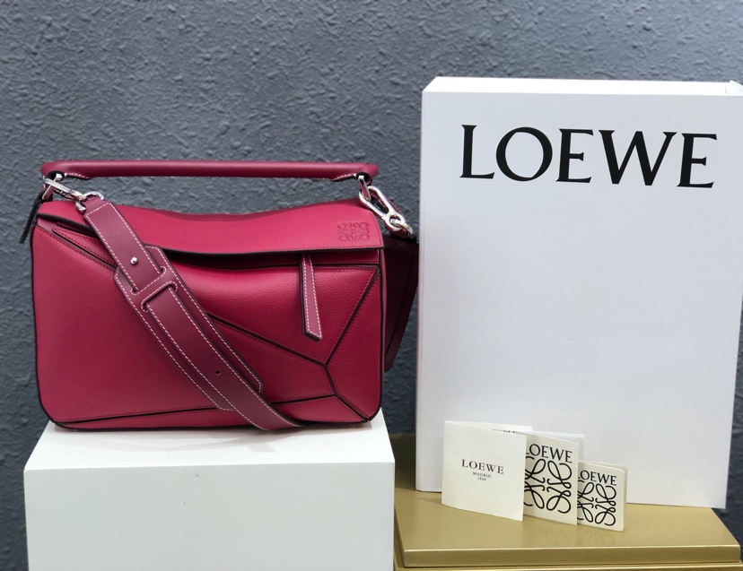 New goddess in the brick cabinet: Loewe Puzzle medium size, synchronized with the latest method at the counter! ❤️ Large capacity, perfect for daily use and travel! Dimensions 29*18*12CM! ❤️ Versatile high-grade gray, synchronized with the latest method at the counter, 🈚️ no logo, fully lined with leather, wide shoulder strap, bottom 🈶️ studs. Made of imported Spanish calf leather 🐄, soft and comfortable to touch. Precise cutting of the leather allows it to naturally fold, can be hand-carried or worn crossbody (multiple ways), detachable long shoulder strap, textile lining. Practical and feels great to use! ❤️💋👩👩❤️💋👩👩❤️💋👩 ❤️ High-end exclusive custom hardware, calf leather, German-imported Saffiano thread, imported YKK zipper, top-grade cotton and linen lining, ZP craftsmanship. Model: 300295 image 1