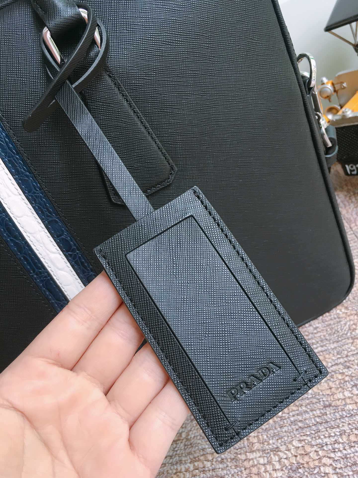 프라다 크로스그레인 소가죽 악어 인레이 싱글 컴파트먼트 가방 상세 이미지 4