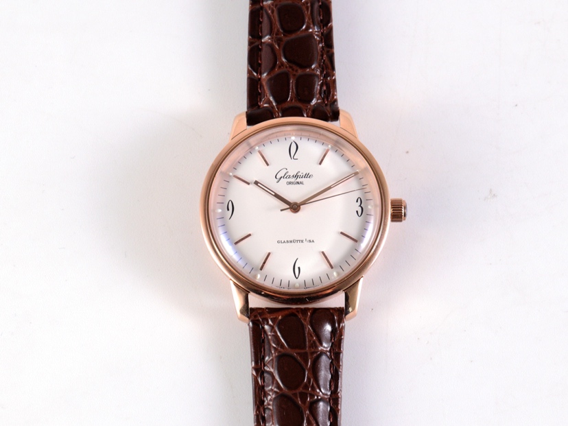 NO:764186,Uni-President’s latest masterpiece Glashütte’s legendary watch is launched – “Spezimatic Glashütte gilt 1960s retro commemorative watch”  Product model: 1-39-52-03-02-04 [Case]: 39mm diameter, thickness 10.5mm, polished by top CNC technology, 316L stainless steel case [Dial] The literal scale and hands all inherit the original craftsmanship, and the luminous-coated hands are matched with curved carvings  Dial [Mirror] The curved pot lid mirror is polished from a whole piece of sapphire glass, and is coated with the same high-definition purple-blue anti-glare film as the original. The curvature extends to the ring mouth in the same manner as the original. [Movement] Adopts a super stable Japanese imported movement, truly achieving zero repairs. [Waterproof] 30 kg vacuum pressure test  This watch is designed with many retro elements that are in line with the era, such as the arched sapphire glass mirror, hands with luminous display and Arabic numerals with a sense of the times. All elements are combined to pay tribute to the classics.,,glashutte19860909统一 最新力作 格拉苏蒂 堪称传奇的腕表面世——“Spezimatic格拉苏蒂鎏金60年代复古纪念腕表 产品型号:1-39-52-03-02-04【表壳】:39mm直径,厚度10.5mm,由CNC顶级工艺打磨而成,316L精钢表壳【表盘】字面刻度和指针全部继承原厂工艺,夜光涂层表针搭配弧形精雕表盘【表镜】由整块蓝宝石玻璃打磨而成的弧形锅盖镜面,镀有原装一模一样的高清紫蓝防炫膜,弧度与原装一致延伸至圈口.【机芯】采用超级稳定的日本进口机芯,真正实现零返修.【防水】30公斤真空压力测试 该款腕表设计了很多符合年代的复古元素,拱形的蓝宝石玻璃表镜,带有夜光显示的指针搭配富有年代感的阿拉伯数字时刻,所有元素综合只为致敬经典.,,glashutte,Watch