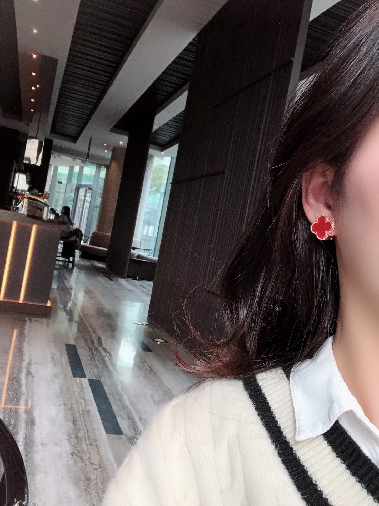 Van Cleef & Arpels VCA四叶草中号耳拍（花朵直径1.5cm），高版本 ，亚金材质，保色性特别好，只做了只做了红玉髓和白贝款