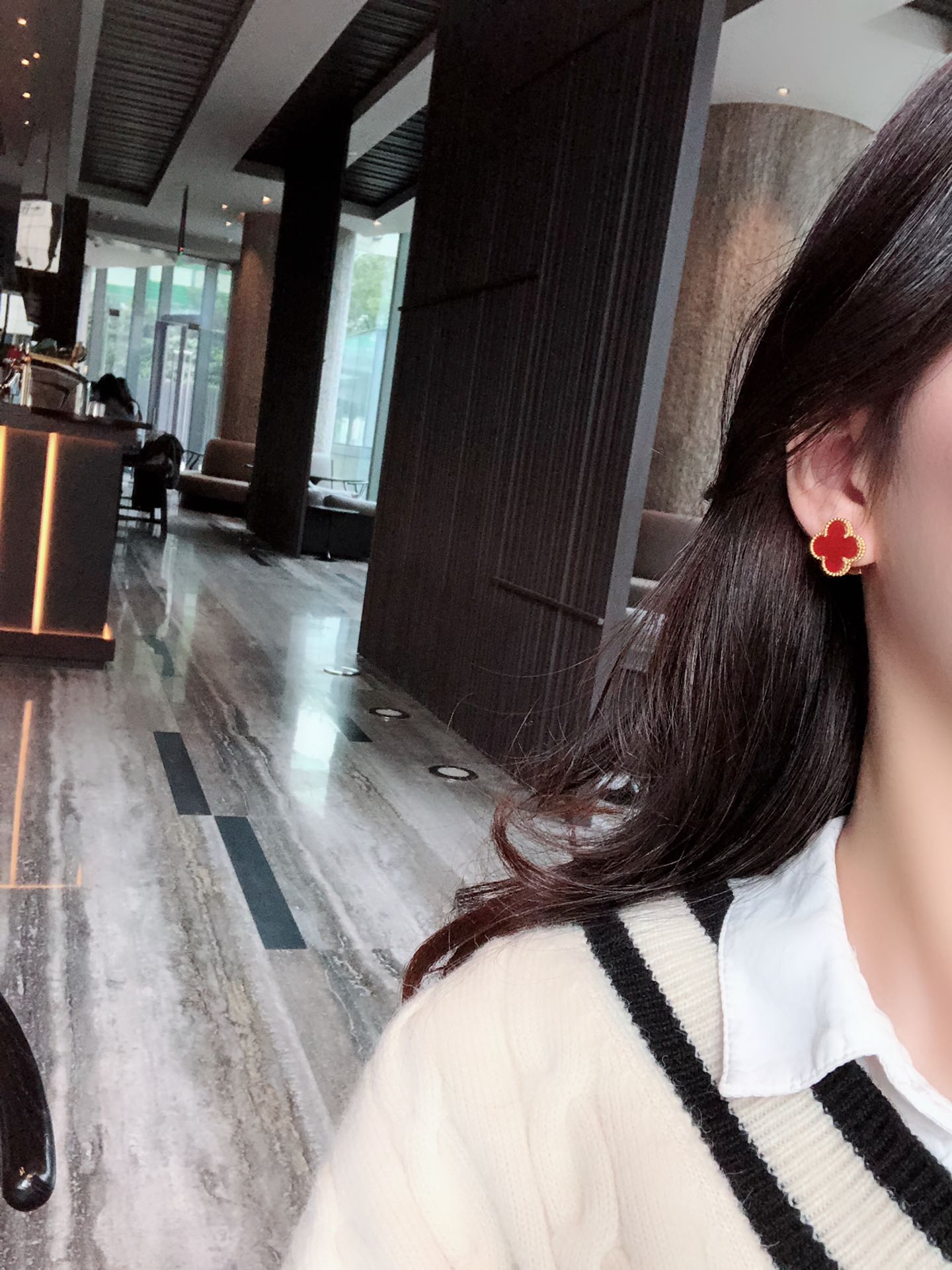 Van Cleef & Arpels VCA四叶草中号耳拍（花朵直径1.5cm），高版本 ，亚金材质，保色性特别好，只做了只做了红玉髓和白贝款