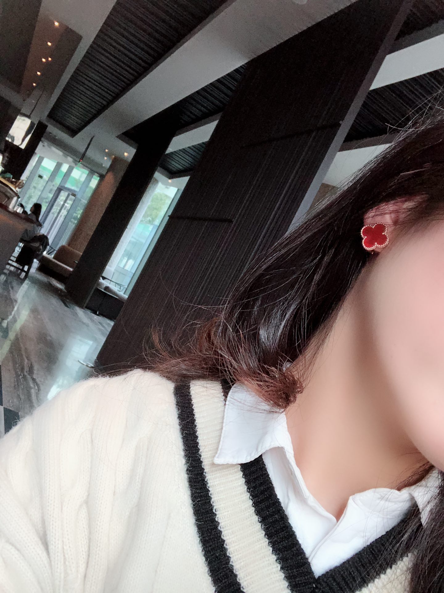 Van Cleef & Arpels VCA四叶草中号耳拍（花朵直径1.5cm），高版本 ，亚金材质，保色性特别好，只做了只做了红玉髓和白贝款