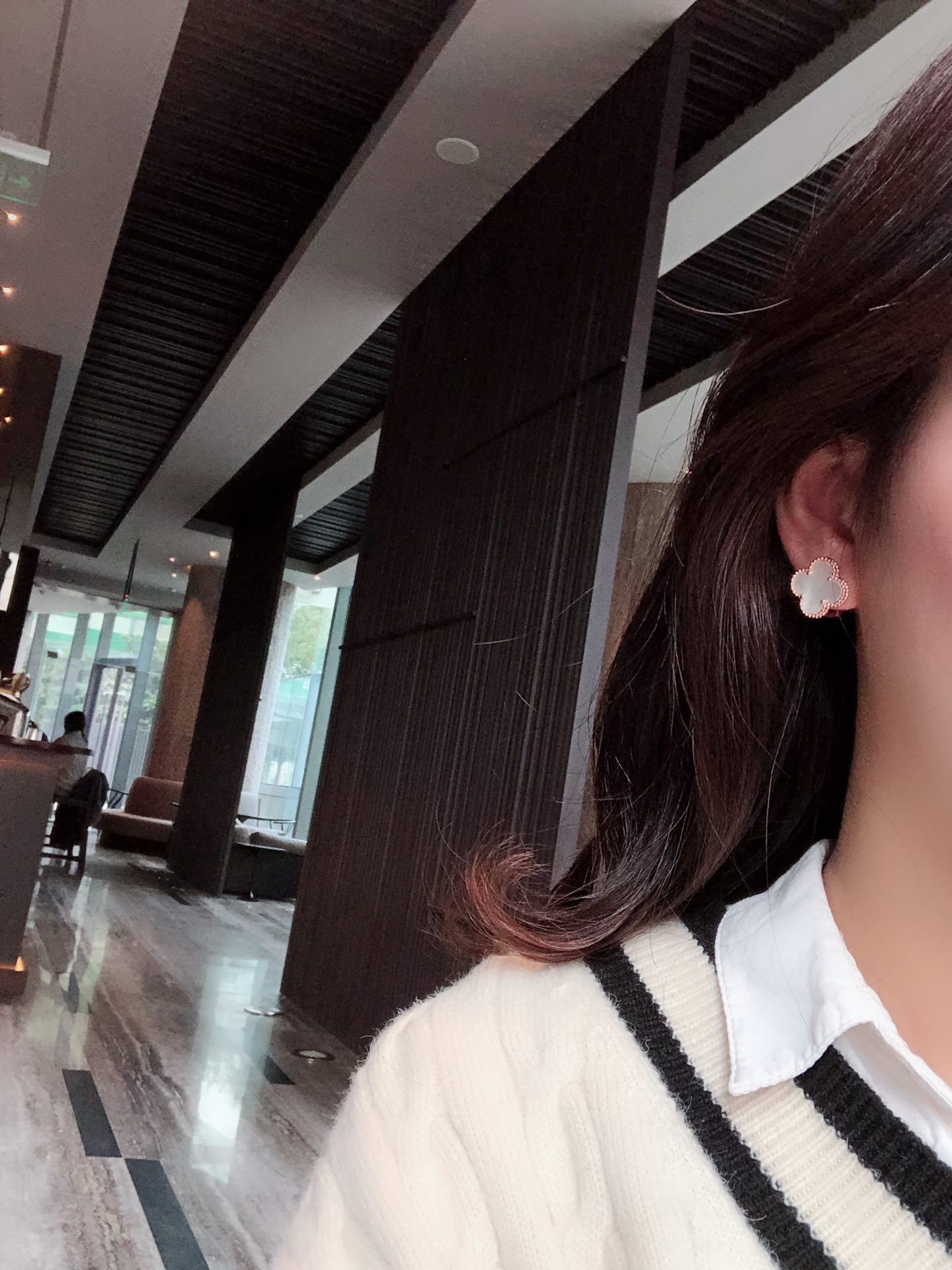 Van Cleef & Arpels VCA四叶草中号耳拍（花朵直径1.5cm），高版本 ，亚金材质，保色性特别好，只做了只做了红玉髓和白贝款
