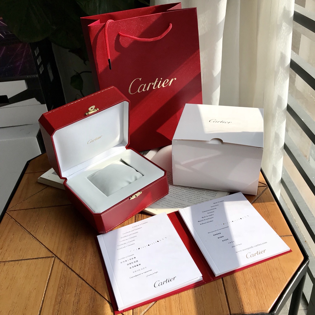 批:600 卡地亚 18k电镀玫瑰金粉贝母面28mm到货！重磅来袭‼️通过关系搞到一批海关扣押的蓝气球！全球最火的款式之一！可以承载岁月的经典之作，永不过时！独家渠道！卖一块少一块的节奏！机芯为石英机芯。世界顶级的珠宝与腕表品牌卡地亚Cardier，在超长的品牌历史上制作出众多经典，比如腕表中的桑托斯Santos、坦克Tank这样的传奇系列。近几年卡地亚腕表最受欢迎的款式无疑就是蓝气球Ballon Bleu。超薄腕表以超薄的身躯、轻盈的质感，将蓝气球腕表系列惯有的优雅演绎到极致。