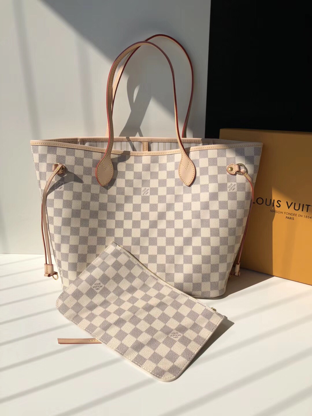 NO:176813,Special grade (Italian A-grade leather) A must-have artifact shopping bag Neverfull M41361 white grid apricot color return!  Custom white plaid fabric with all steel nail hardware!  The wrap body feels soft and stylish, and the curved heavy needle is perfectly replicated!  The workmanship is so exquisite that even the small bag inside can be considered a single item [rose] size 32*28 Price., LV special version, louis vuitton19860909特级 （意大利A级皮料） 逛街旅行必备神器购物袋Neverfull M41361白格杏色回货！订制白格面料搭配全钢钉五金！包身手感柔软有型,弧度重针完美复刻！做工精致到连内里的小包都可以算一枚单品[玫瑰]尺寸32*28 Price.,LV特级版本,louis vuitton,Bag