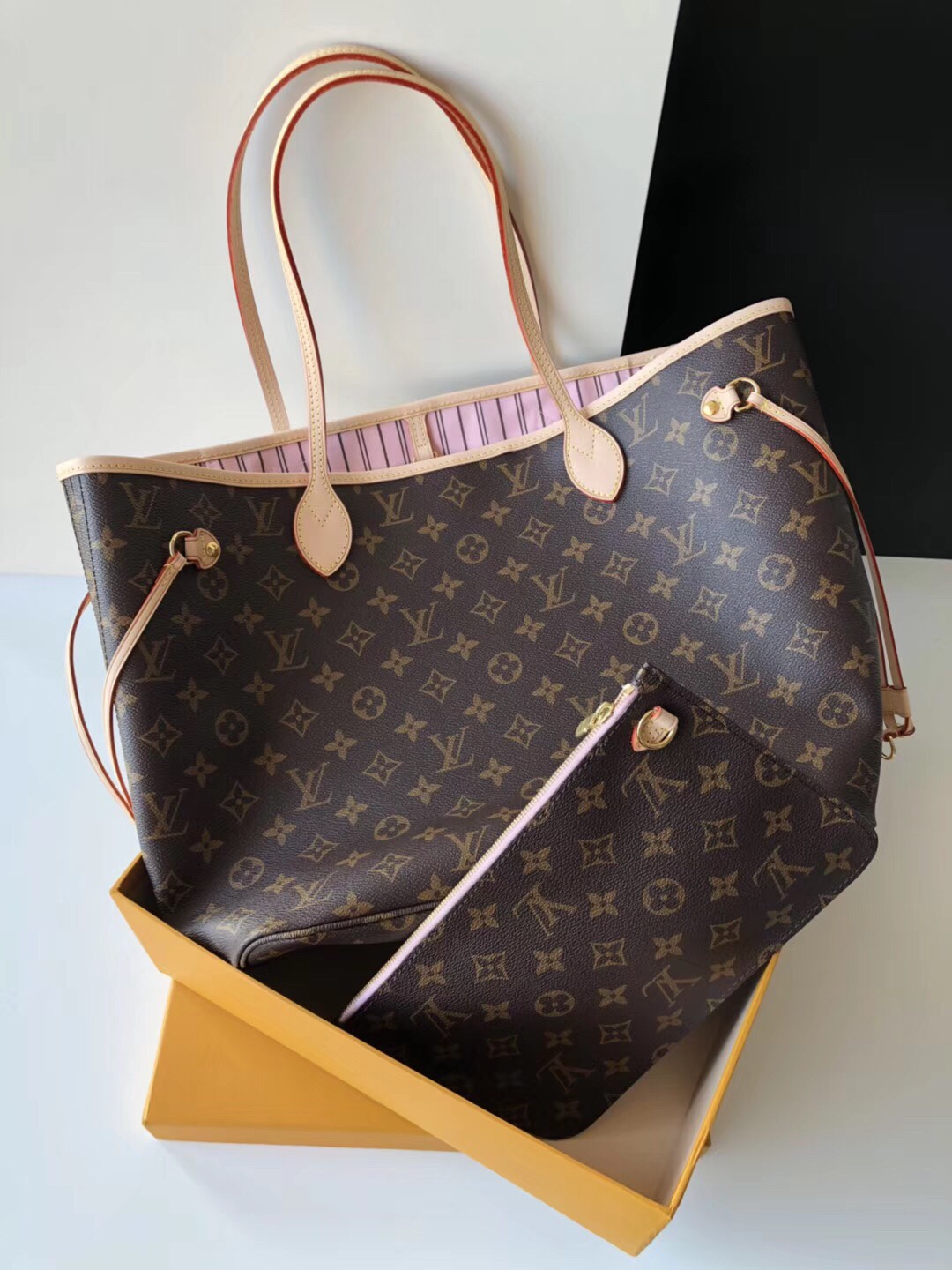 NO:176822,Super (Italian A-grade leather) Dinner-grade original single!  A must-have artifact for shopping and traveling. Neverfull M50366 old flower pink rebate!  Customized presbyterian fabrics with all-steel nail hardware!  The wrap body feels soft and stylish, and the curved heavy needle is perfectly replicated!  The workmanship is so exquisite that even the small bag inside can be considered a single item [rose] size 32*28 Price, LV special version, louis vuitton19860909特级（意大利A级皮料） 鼎级原单！逛街旅行必备神器购物袋Neverfull M50366老花粉色回货！订制老花面料搭配全钢钉五金！包身手感柔软有型,弧度重针完美复刻！做工精致到连内里的小包都可以算一枚单品[玫瑰]尺寸32*28 Price,LV特级版本,louis vuitton,Bag