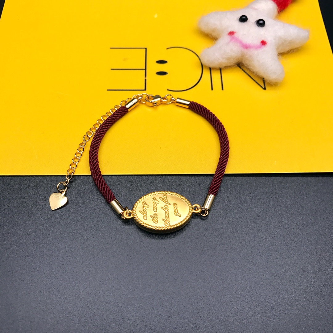 Bvlgari 圣诞新品 爱在“鹿”途 一路有你相伴 爱到深处 满目都是你 我心便安 个性鹿手牌 混色宝格丽红绳