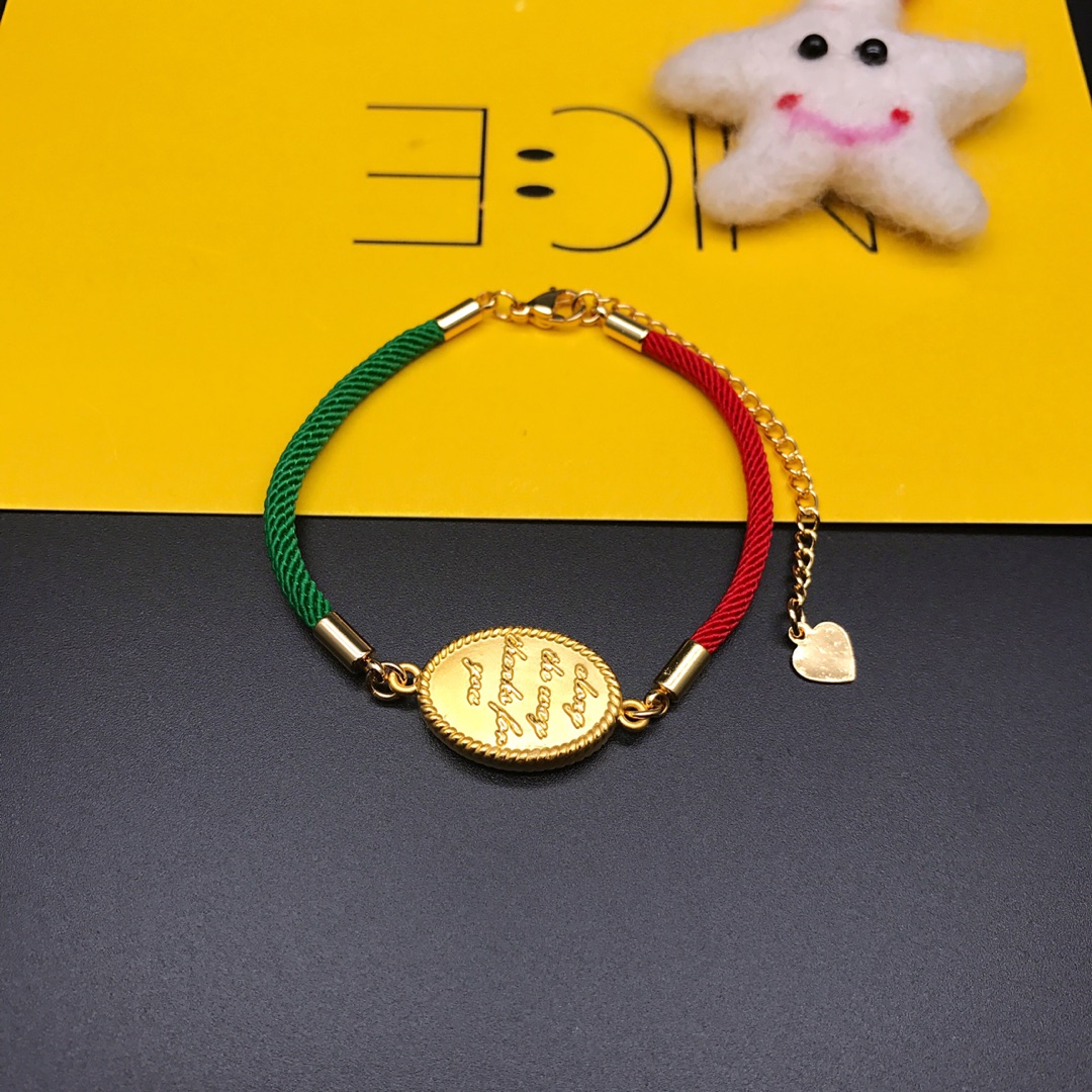Bvlgari 圣诞新品 爱在“鹿”途 一路有你相伴 爱到深处 满目都是你 我心便安 个性鹿手牌 混色宝格丽红绳