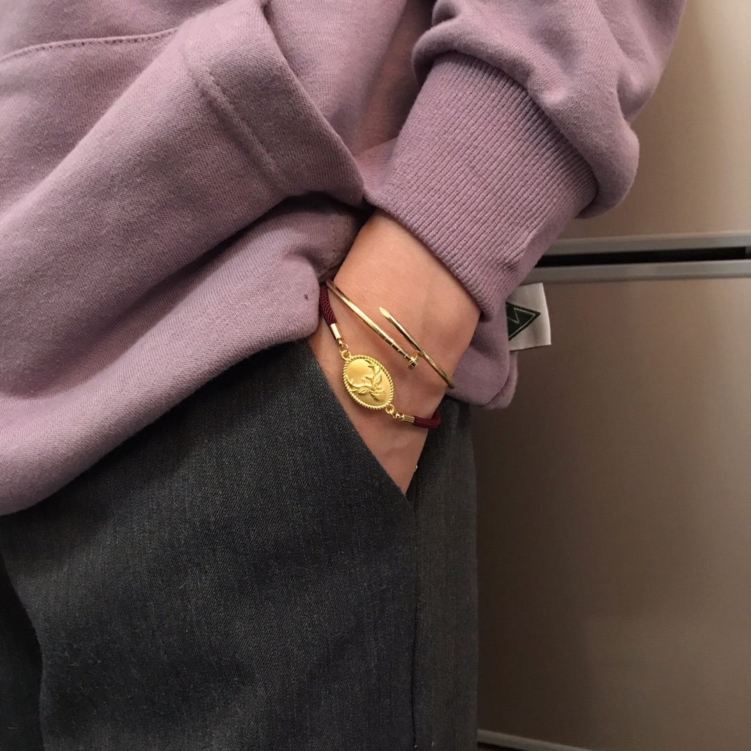 Bvlgari 圣诞新品 爱在“鹿”途 一路有你相伴 爱到深处 满目都是你 我心便安 个性鹿手牌 混色宝格丽红绳