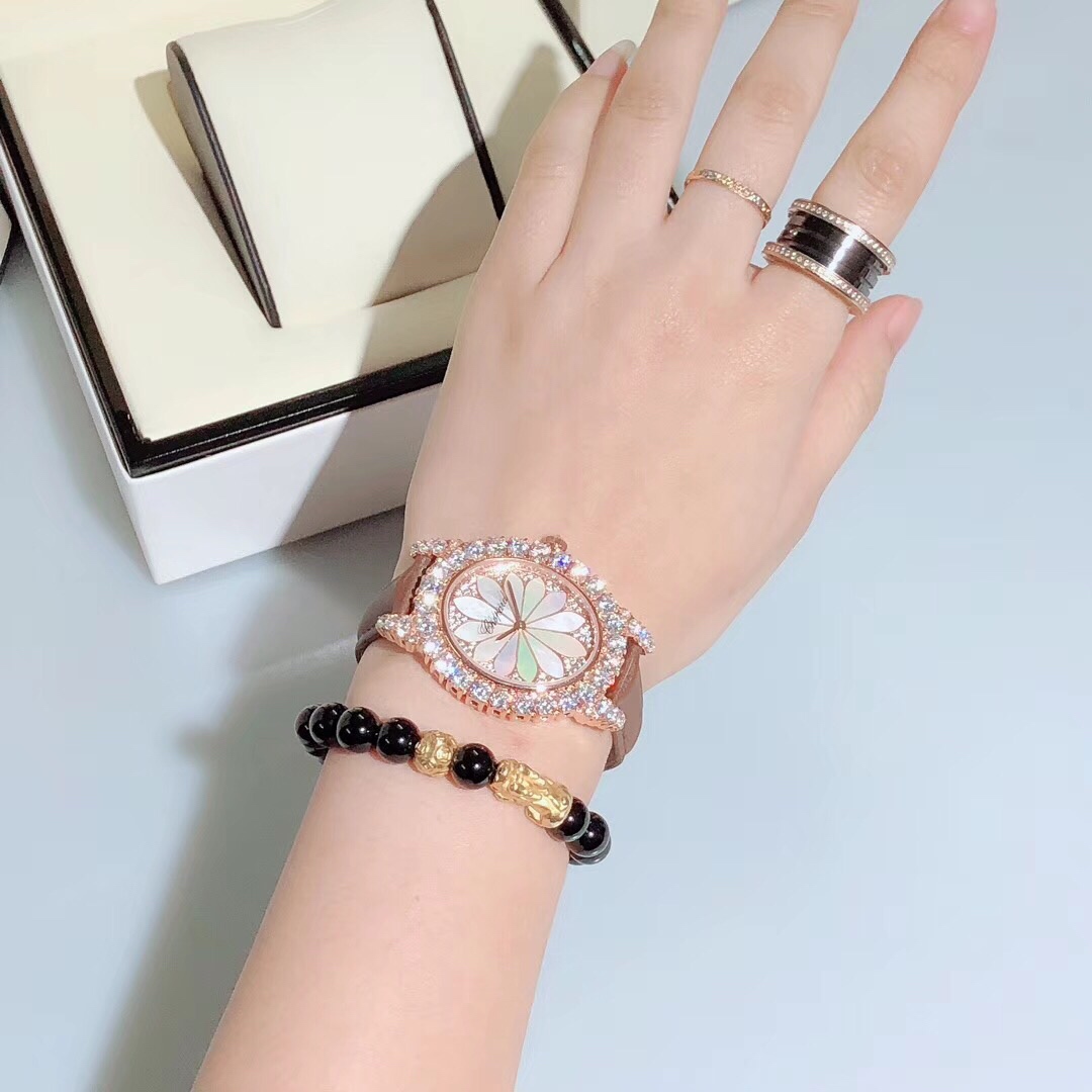 Chopard 萧邦新款 L'HEURE DU DIAMANT MEDIUM OVAL 此款L'Heure du Diamant 椭圆形切割贝壳雕纹镶钻表盘 环以点缀钻石的表圈 优雅气韵 风格和萧邦精湛的手工艺尽显无遗 光华耀目