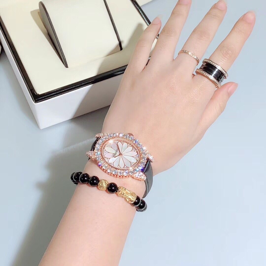 Chopard 萧邦新款 L'HEURE DU DIAMANT MEDIUM OVAL 此款L'Heure du Diamant 椭圆形切割贝壳雕纹镶钻表盘 环以点缀钻石的表圈 优雅气韵 风格和萧邦精湛的手工艺尽显无遗 光华耀目