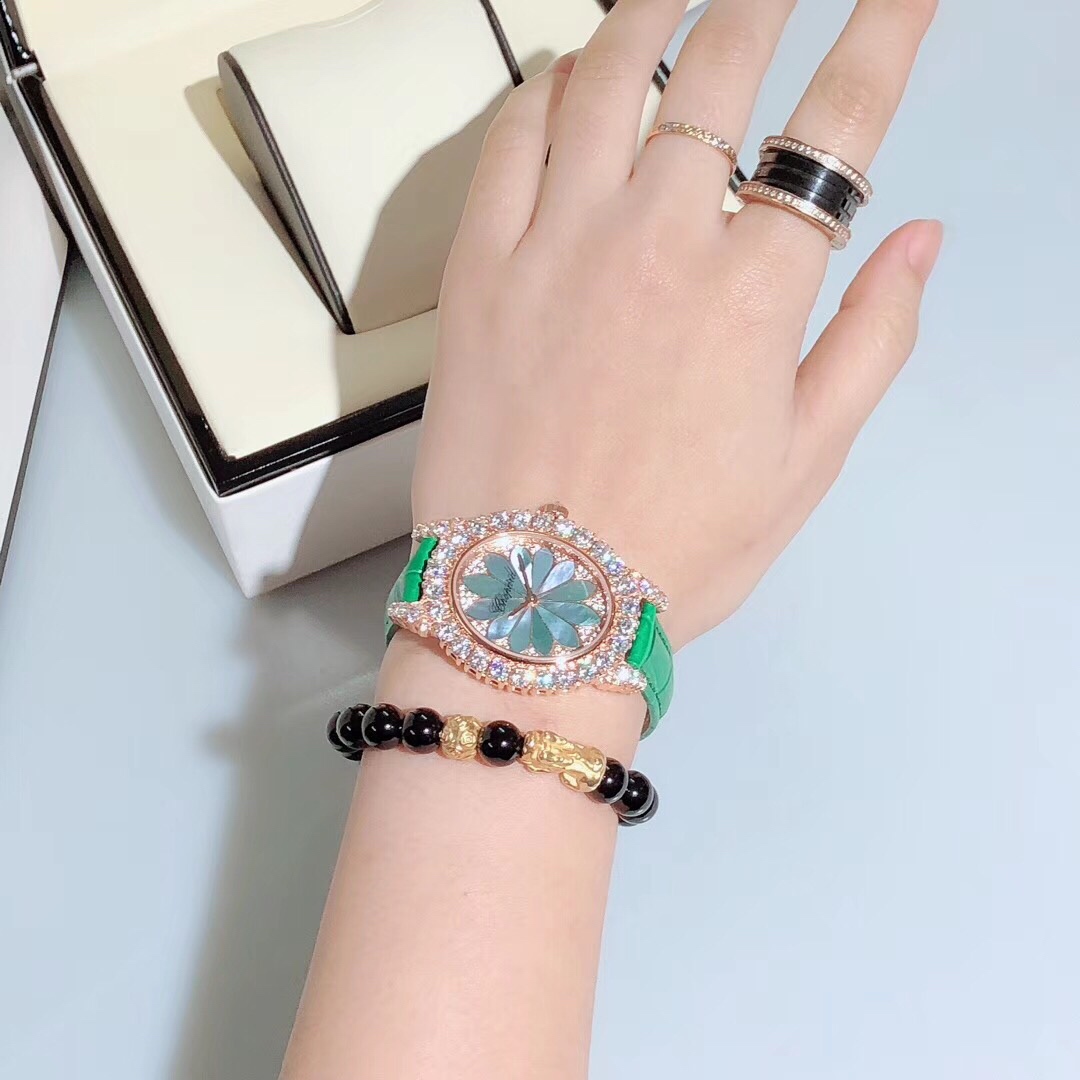 Chopard 萧邦新款 L'HEURE DU DIAMANT MEDIUM OVAL 此款L'Heure du Diamant 椭圆形切割贝壳雕纹镶钻表盘 环以点缀钻石的表圈 优雅气韵 风格和萧邦精湛的手工艺尽显无遗 光华耀目