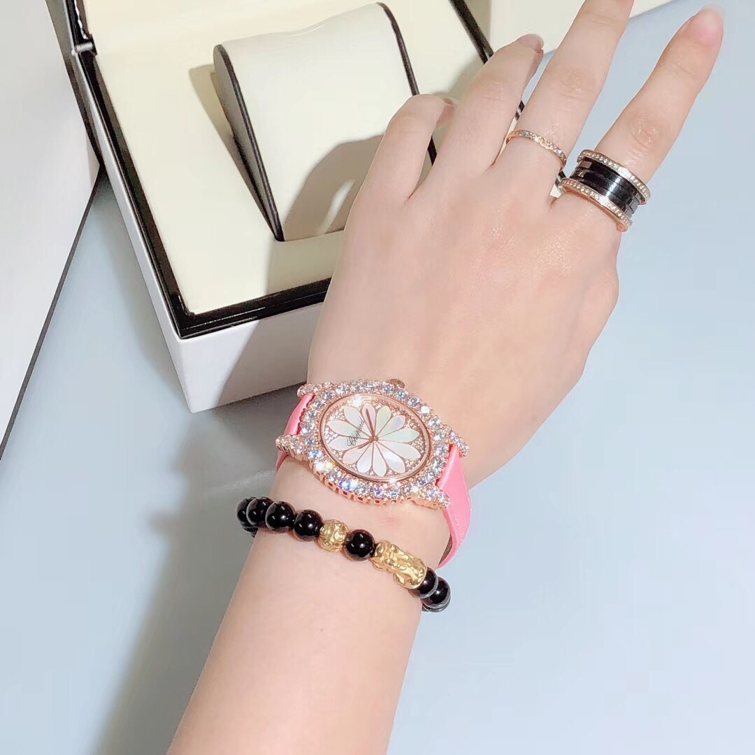 Chopard 萧邦新款 L'HEURE DU DIAMANT MEDIUM OVAL 此款L'Heure du Diamant 椭圆形切割贝壳雕纹镶钻表盘 环以点缀钻石的表圈 优雅气韵 风格和萧邦精湛的手工艺尽显无遗 光华耀目