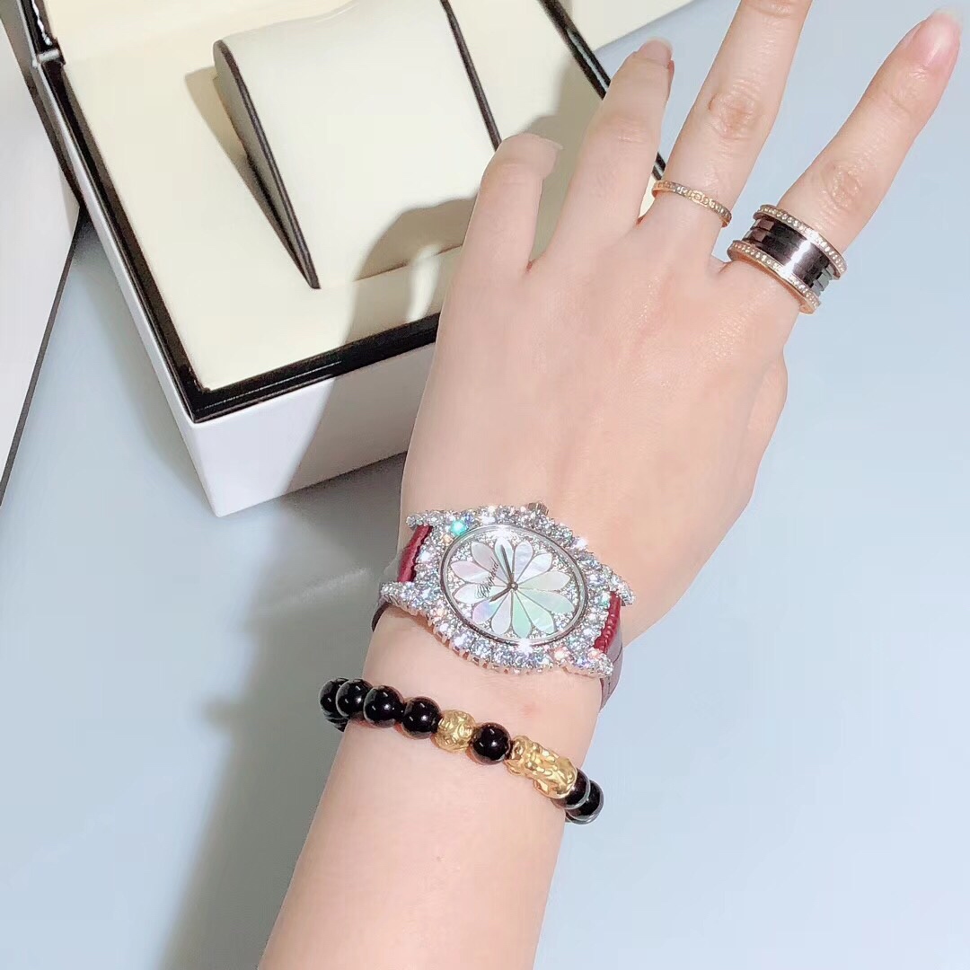 Chopard 萧邦新款 L'HEURE DU DIAMANT MEDIUM OVAL 此款L'Heure du Diamant 椭圆形切割贝壳雕纹镶钻表盘 环以点缀钻石的表圈 优雅气韵 风格和萧邦精湛的手工艺尽显无遗 光华耀目