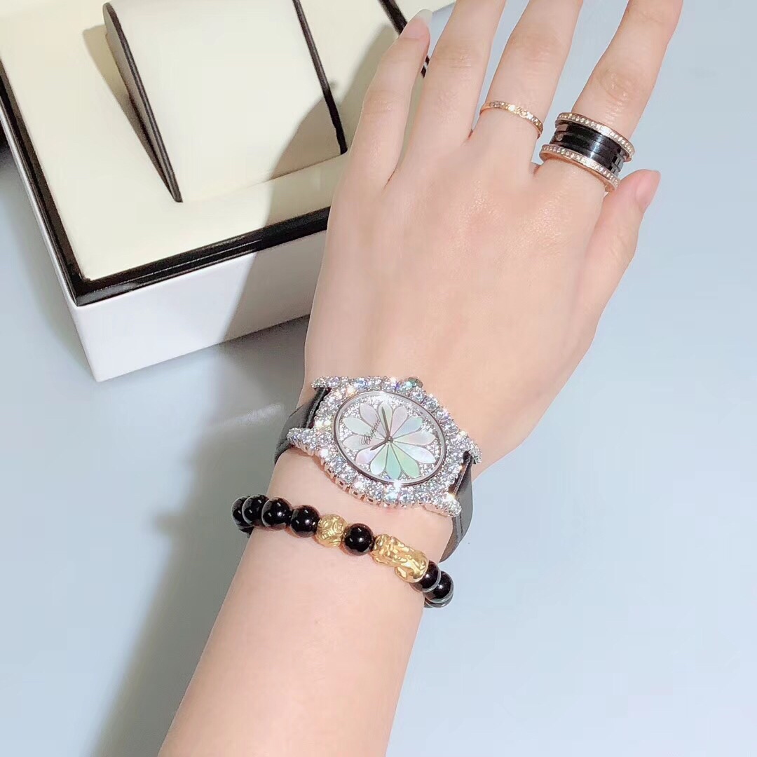 Chopard 萧邦新款 L'HEURE DU DIAMANT MEDIUM OVAL 此款L'Heure du Diamant 椭圆形切割贝壳雕纹镶钻表盘 环以点缀钻石的表圈 优雅气韵 风格和萧邦精湛的手工艺尽显无遗 光华耀目