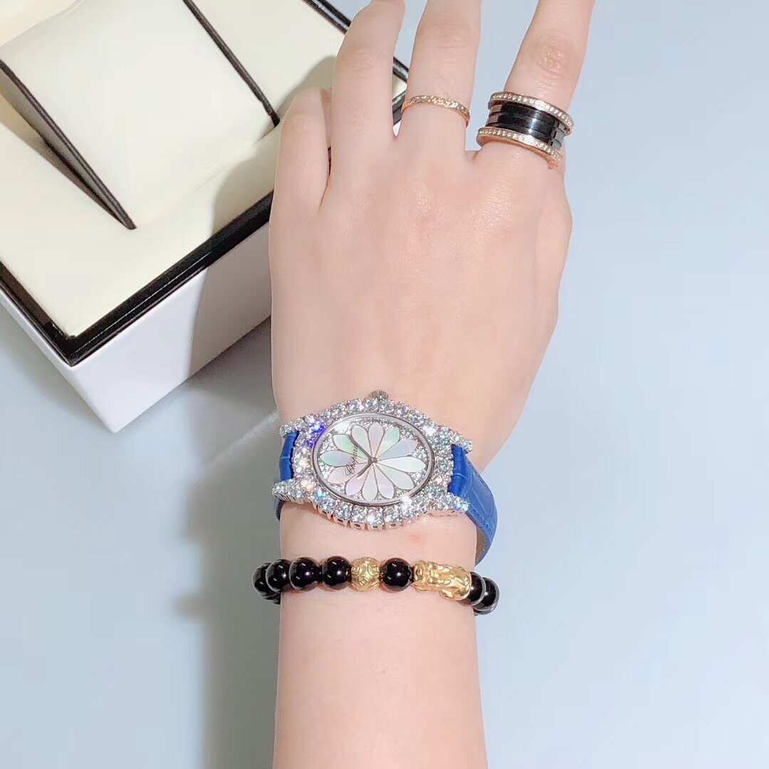 Chopard 萧邦新款 L'HEURE DU DIAMANT MEDIUM OVAL 此款L'Heure du Diamant 椭圆形切割贝壳雕纹镶钻表盘 环以点缀钻石的表圈 优雅气韵 风格和萧邦精湛的手工艺尽显无遗 光华耀目