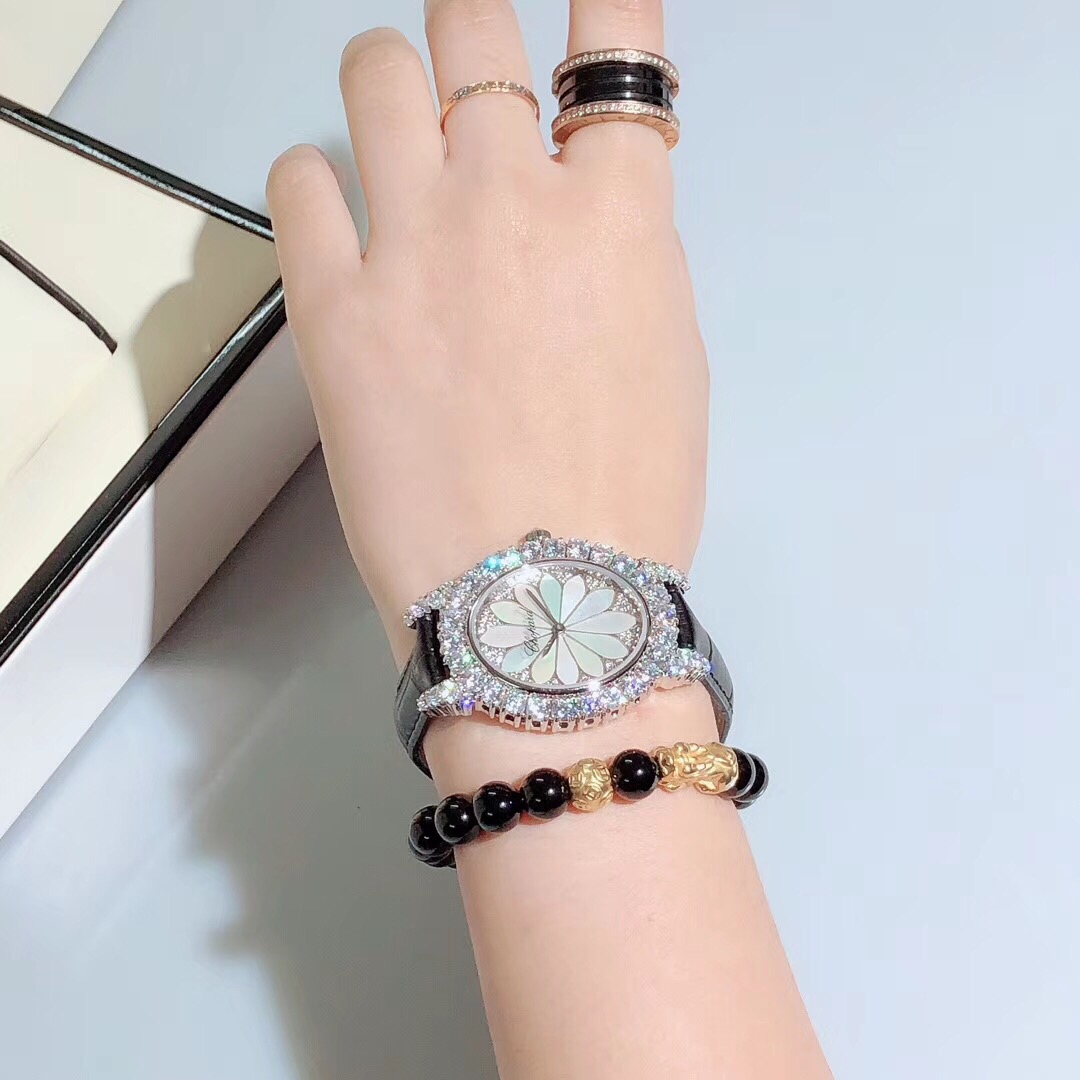 Chopard 萧邦新款 L'HEURE DU DIAMANT MEDIUM OVAL 此款L'Heure du Diamant 椭圆形切割贝壳雕纹镶钻表盘 环以点缀钻石的表圈 优雅气韵 风格和萧邦精湛的手工艺尽显无遗 光华耀目