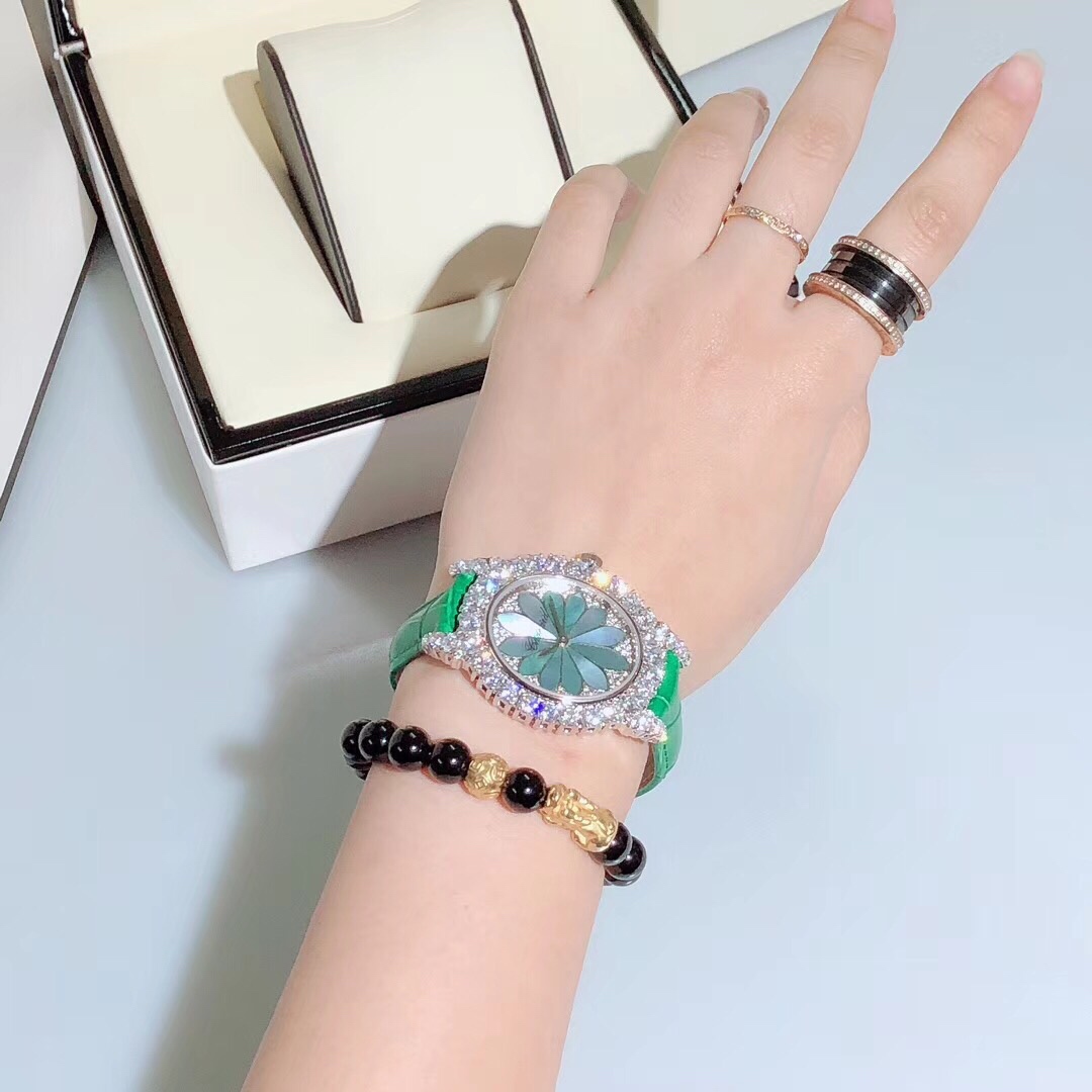 Chopard 萧邦新款 L'HEURE DU DIAMANT MEDIUM OVAL 此款L'Heure du Diamant 椭圆形切割贝壳雕纹镶钻表盘 环以点缀钻石的表圈 优雅气韵 风格和萧邦精湛的手工艺尽显无遗 光华耀目