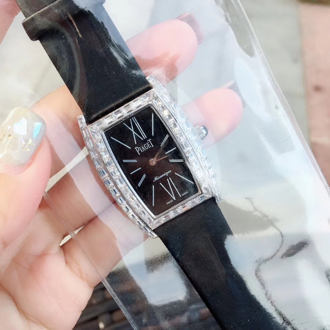 Piaget PlAGET-伯爵 Limelight酒桶形系列 尺寸27 x 38毫米 镶饰方形美钻