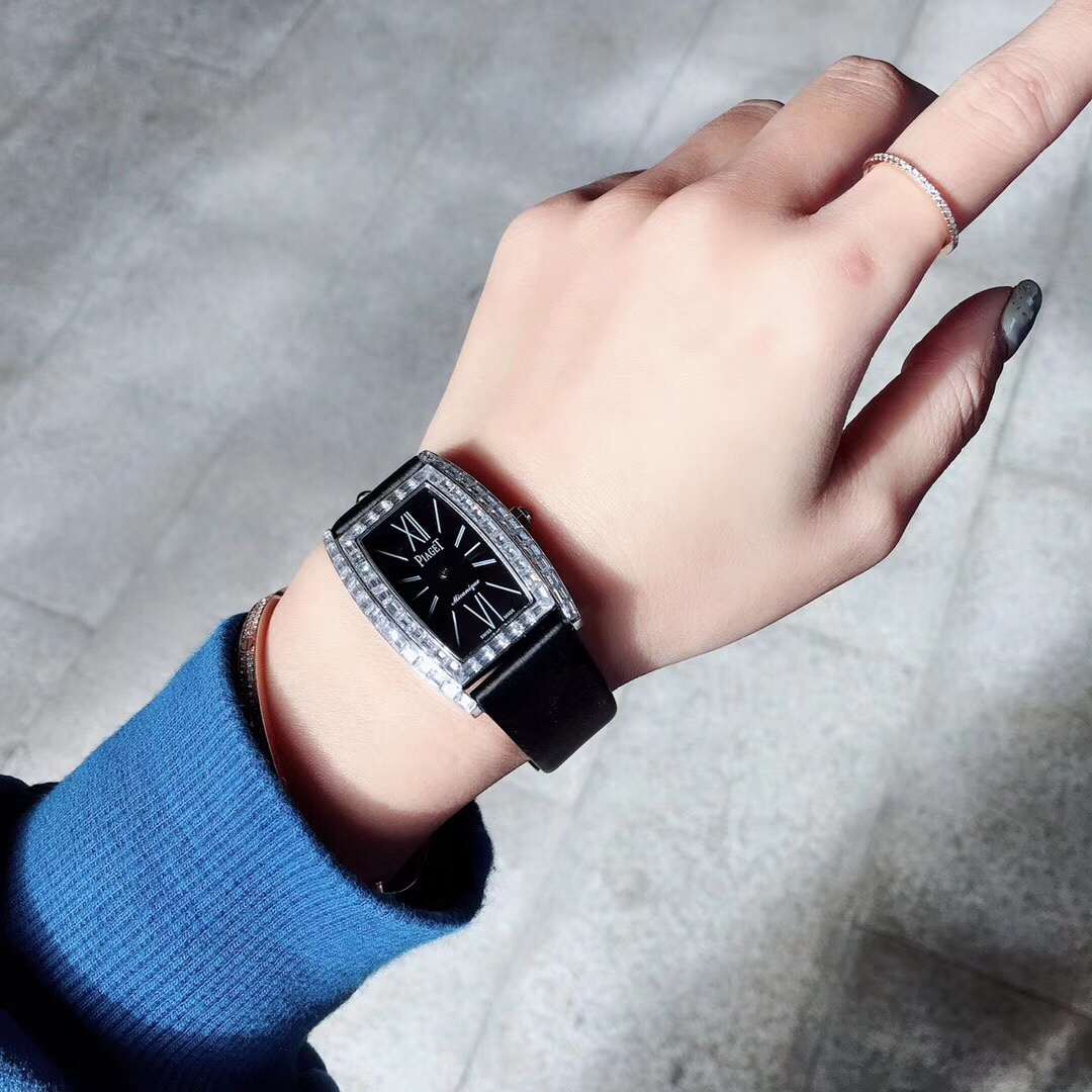 Piaget PlAGET-伯爵 Limelight酒桶形系列 尺寸27 x 38毫米 镶饰方形美钻