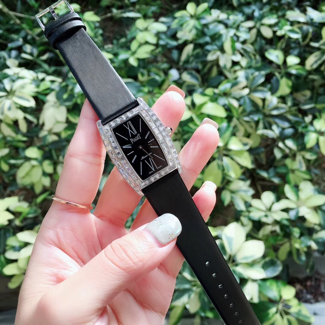 Piaget PlAGET-伯爵 Limelight酒桶形系列 尺寸27 x 38毫米 镶饰方形美钻