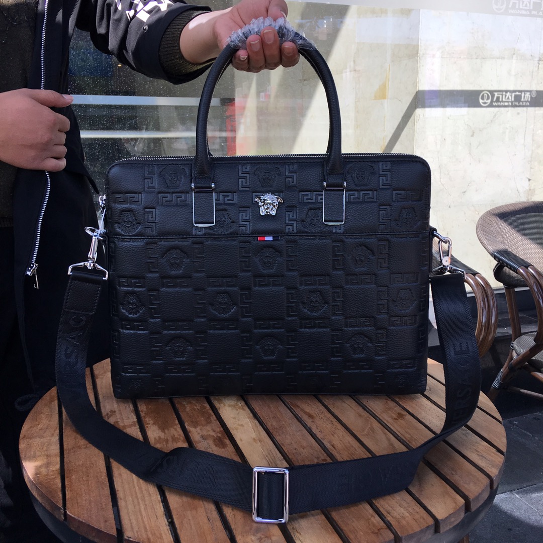 Versace范思哲独家新款，【型号】208-1[强]商务休闲包【尺寸】38-28-5cm【颜色】黑色 