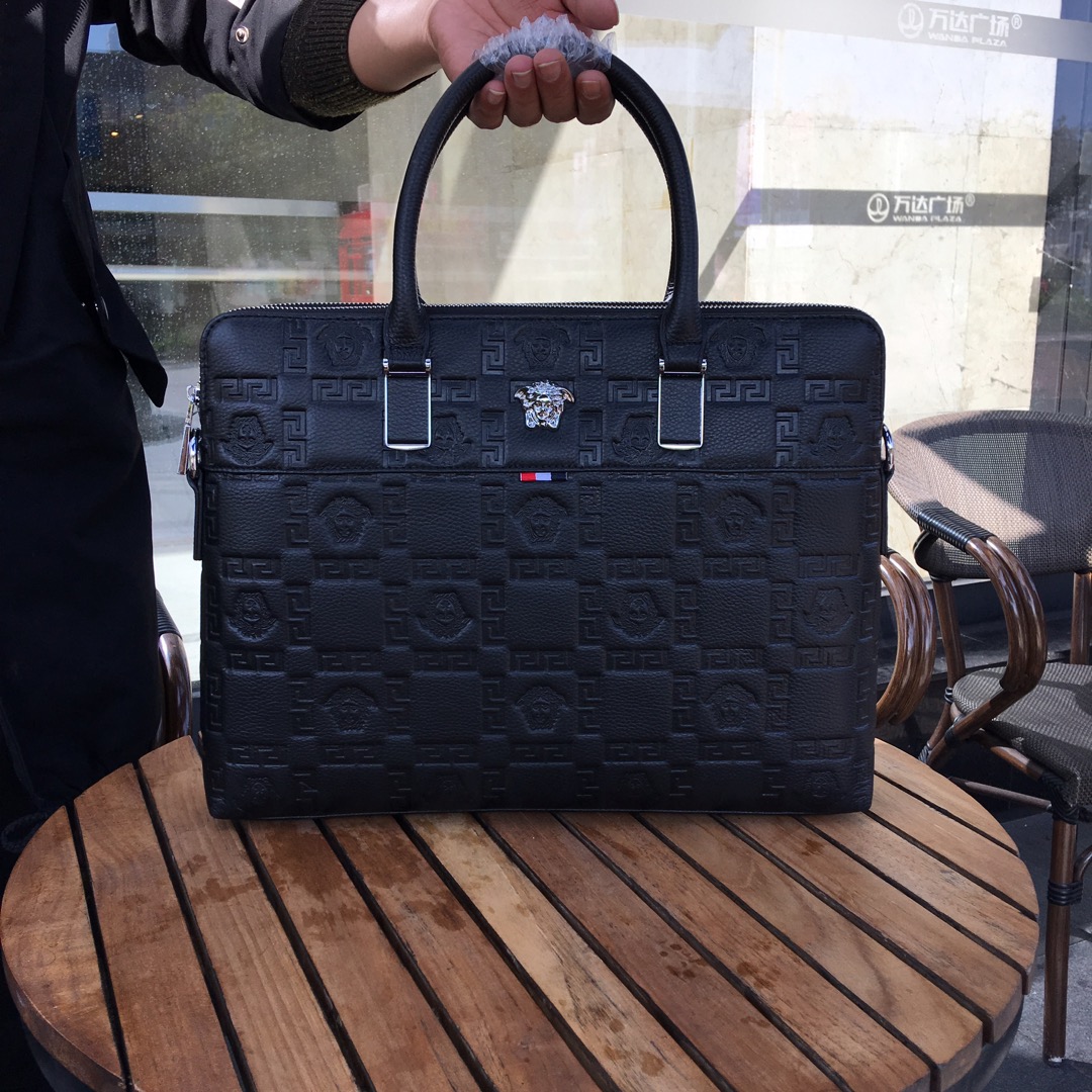 Versace范思哲独家新款，【型号】208-1[强]商务休闲包【尺寸】38-28-5cm【颜色】黑色 