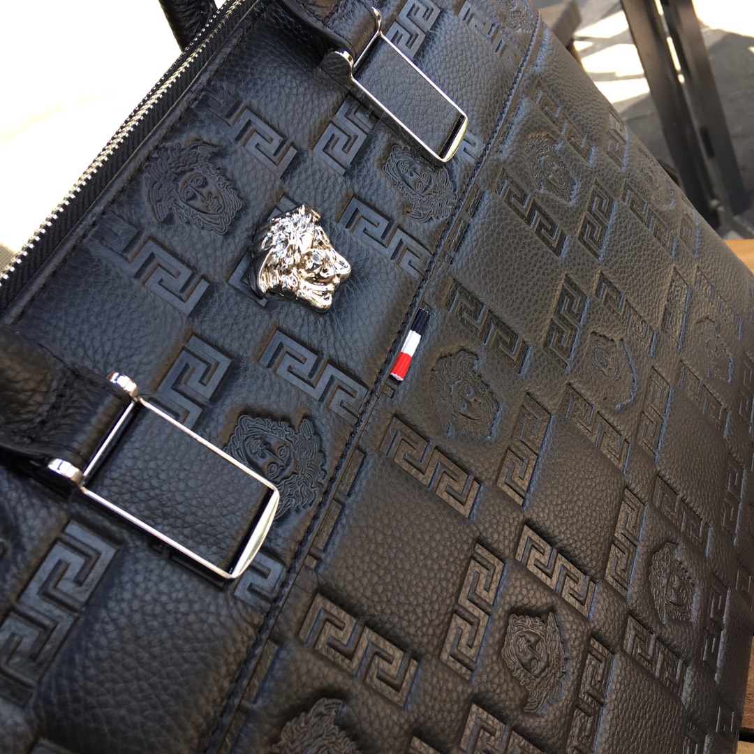Versace范思哲独家新款，【型号】208-1[强]商务休闲包【尺寸】38-28-5cm【颜色】黑色 