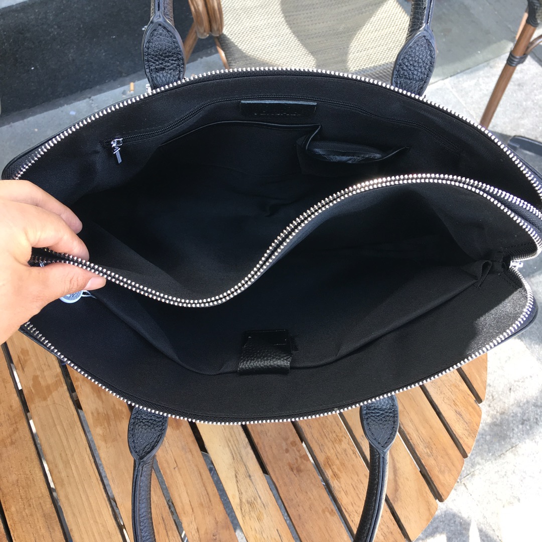 Versace范思哲独家新款，【型号】208-1[强]商务休闲包【尺寸】38-28-5cm【颜色】黑色 