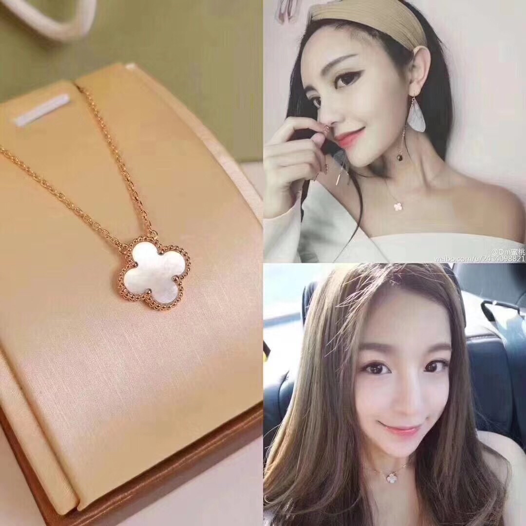 NO:100853,Let’s take another wave, the super popular four-leaf clover necklace is presented with real details!  Van Cleopard Vca Four-leaf clover natural black agate, white shell, series shipment. High-end custom electroplating 18K gold craftsmanship is perfectly consistent with the classic of this model. No need to say more. The highest level on the market. Seamless inlay, platinum, gold, rose gold, and three colors optional Necklace, Vac necklace, van cleef, necklace19860909再来一波,超级火的一款 四叶草项链真实细节呈现！梵克雅宝 Vca 四叶草天然黑玛瑙,白贝壳,系列出货.高端定制电镀18K金工艺 完全专柜一致此款的经典 不必多言 市面上最高级别 无缝镶嵌,白金,金色,玫瑰金三色可选 项链,Vac项链,van cleef,necklace,Jewelry